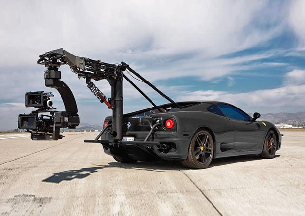 Pick-upy, SUV i luxusní Ferrari. Jaké vozy pomáhají filmařům při tvorbě akčních záběrů?