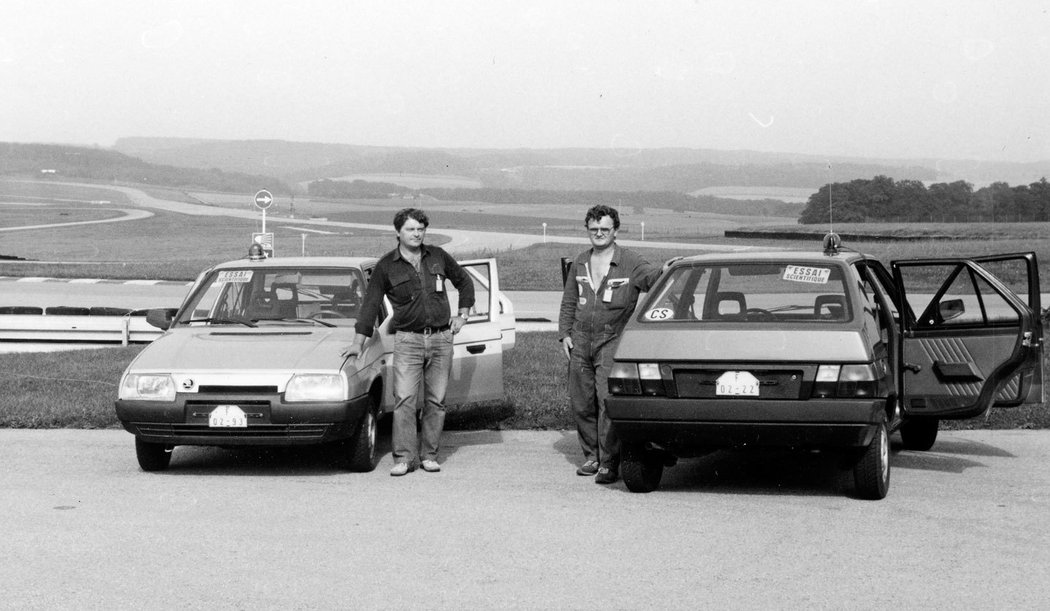 Na fotce z konce osmdesátých let Vladimír Berger na okruhu Colmar Berg u firmy Goodyear vybírá pneumatiky pro exportní varianty Škody Favorit