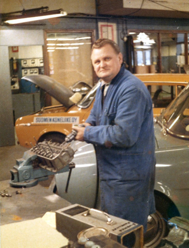 Tatínek Josef Berger také vždy miloval auta. Na snímku důkaz, že i při šéfování obchodnímu zastoupení ve Finsku (Suomen Koneliike) se s chutí dal opravu hlavy válců.