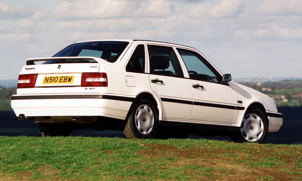 Volvo 440 z roku 1994 mělo lakované nárazníky s užšími černými lištami a užší byly také lišty na bocích.