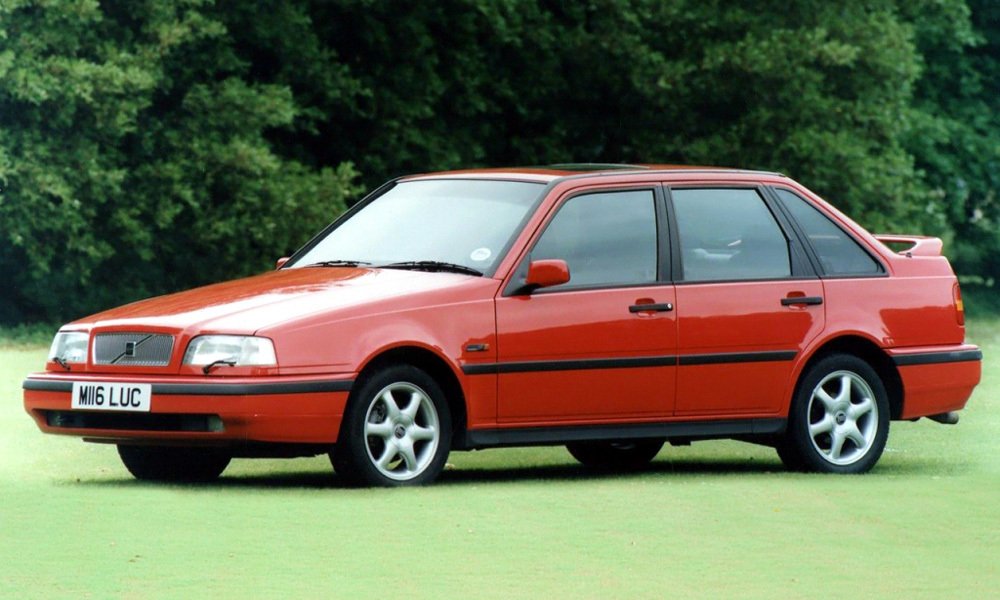Faceliftované Volvo 440 Turbo z roku 1994 s novou sníženou přídí.