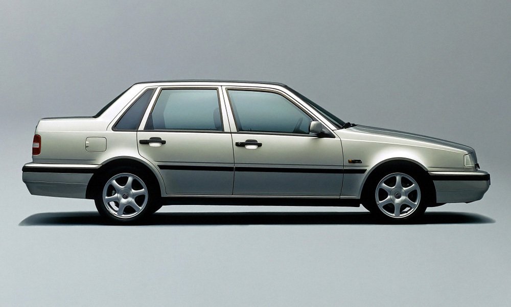 Sedan Volvo 460 se stupňovitou zádí byl dlouhý 4405 mm.
