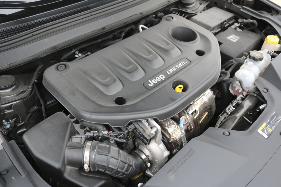 Důkladně přepracovaný turbodiesel 2.2 Multijet se v silnější variantě 143 kW kombinuje výhradně s devítistupňovým automatem. Nově toto soustrojí pořídíte kromě 4x4 i s předním pohonem. Slabší varianta naladěná na 110 kW a nový dvoulitrový benzin s přímým vstřikováním dorazí v prvním kvartále 2019.