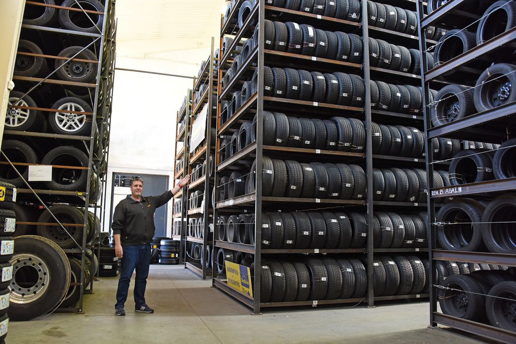 Velký pneuservis BestDrive ve Stodůlkách skladuje zákazníkům 2500 sad kol. Kapacitu má už skoro naplněnou.