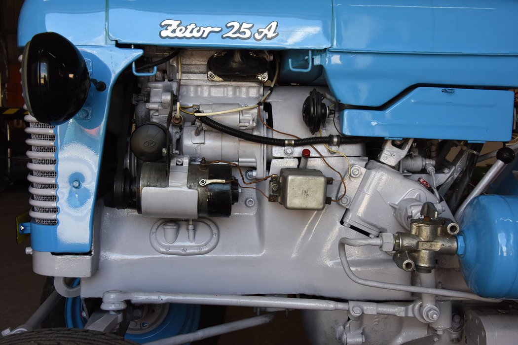Poloviční zmenšeninu modelu Z-25 pohání dvouválcový dieselový motor Kubota o výkonu 10 kW